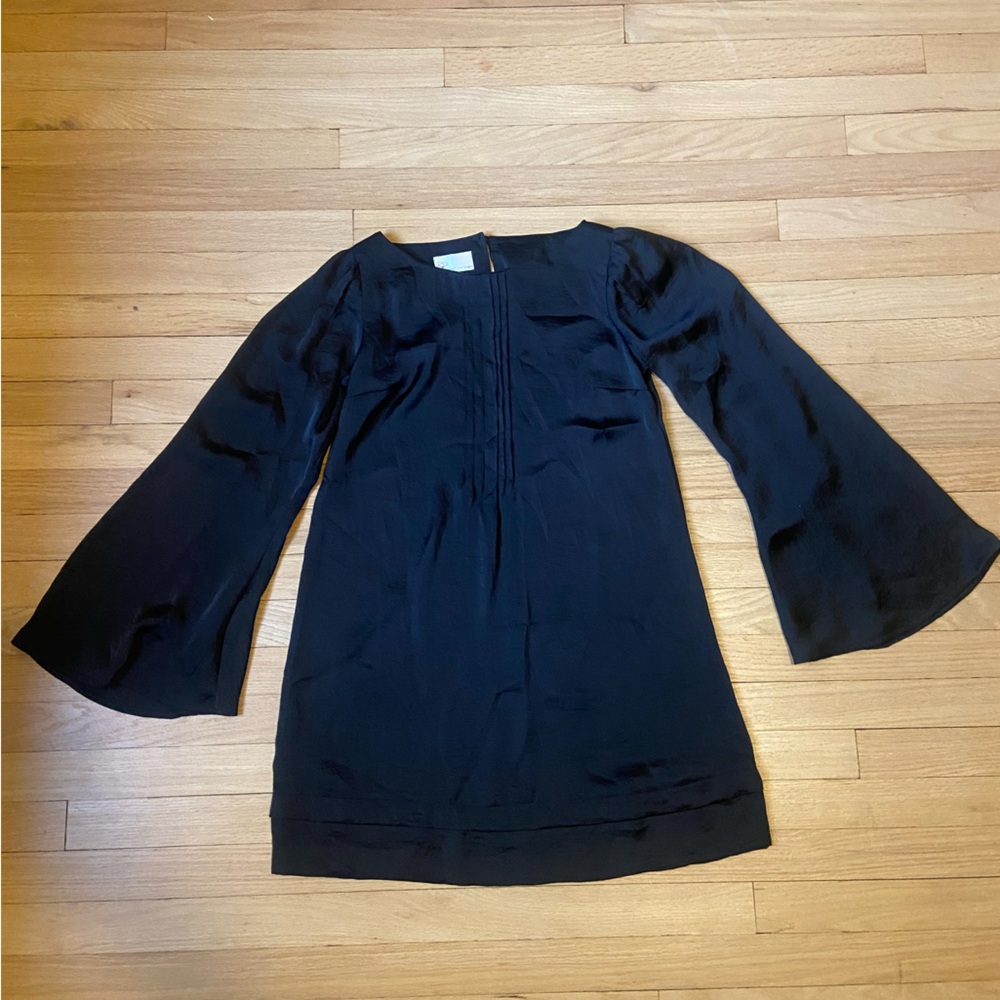 Bell sleeve shift dress